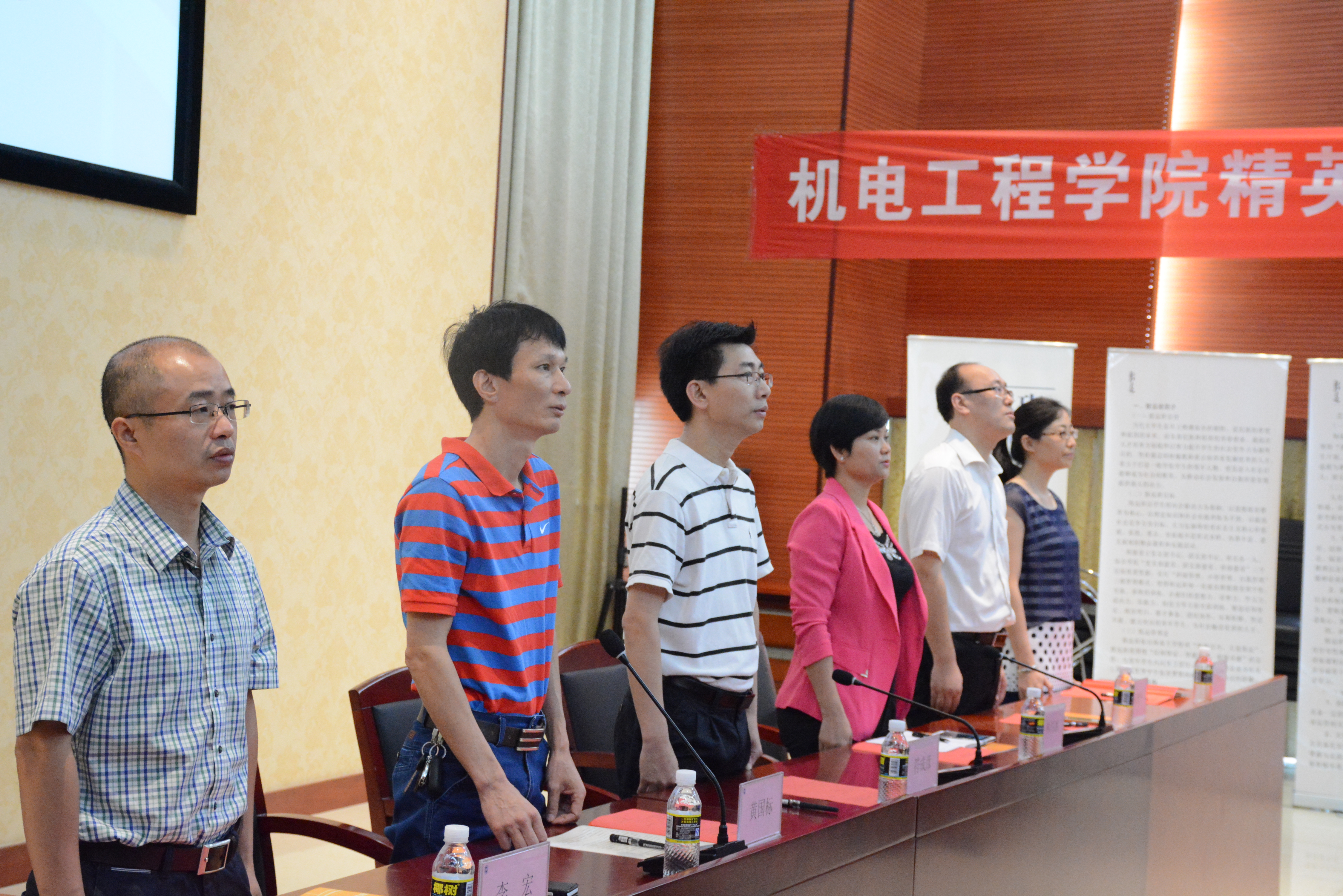 奏唱《国际歌》 yl7703永利